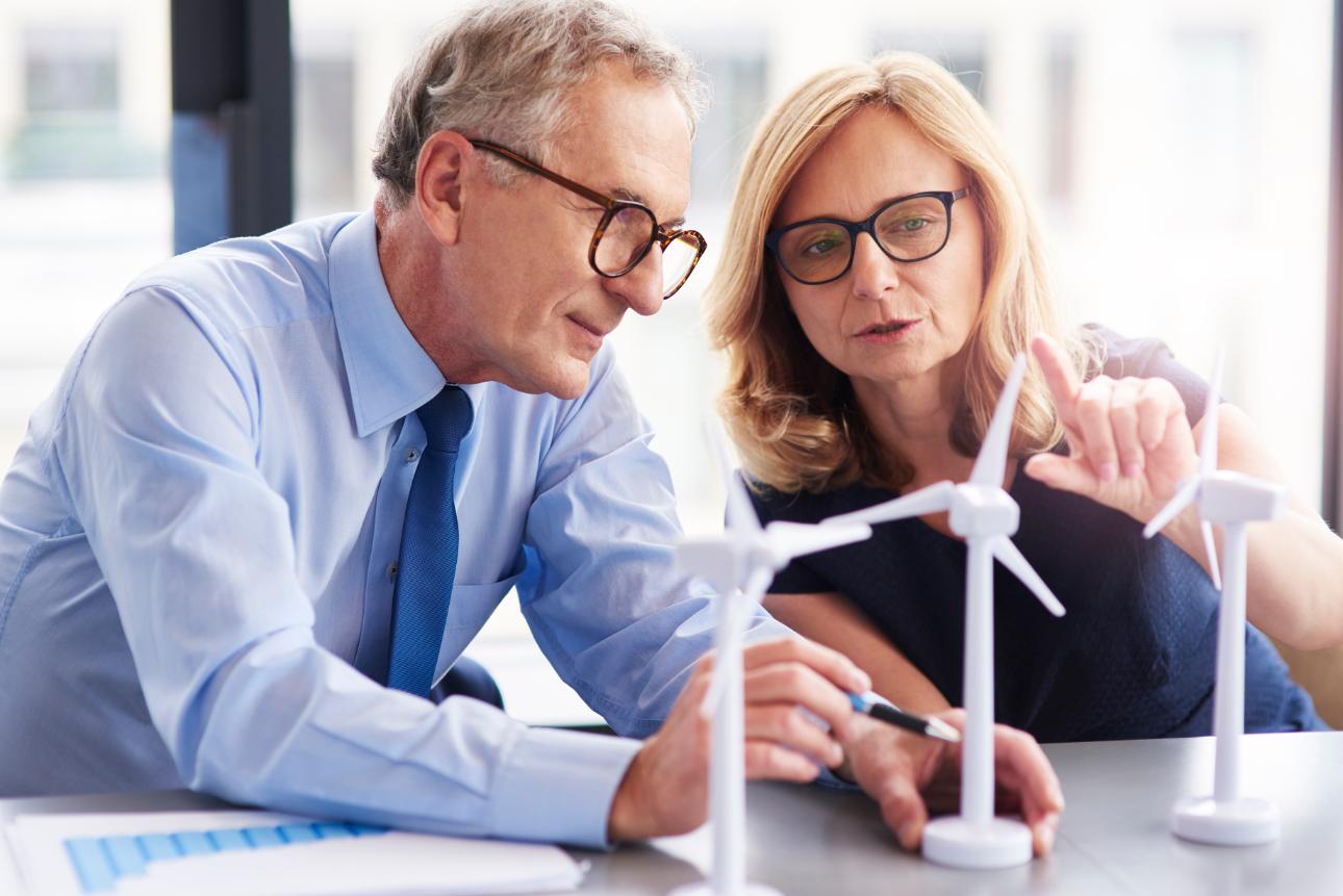 Hombre y mujer revisando maquetas de aerogeneradores